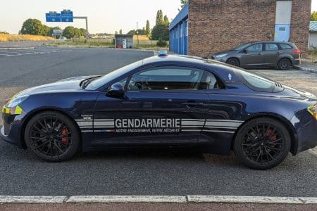 Découvrez la nouvelle arme impressionnante des forces de l'ordre : la puissante Alpine A110 S