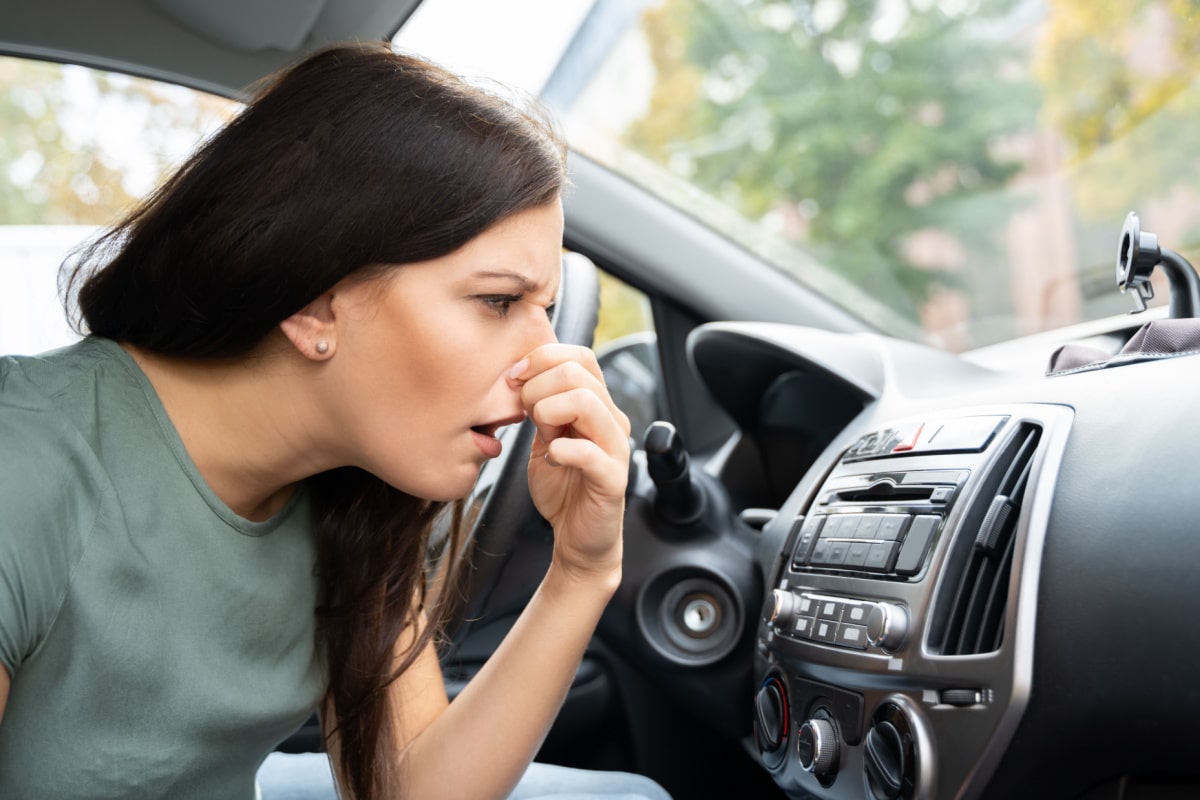 Attention! Votre voiture sent mauvais Découvrez cette astuce N°1 pour éliminer les odeurs désagréables !
