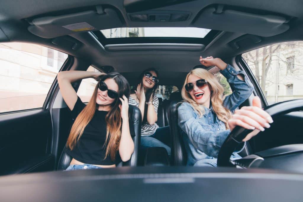 Attention, danger ! Écouter la musique à fond dans votre voiture pourrait vous coûter cher