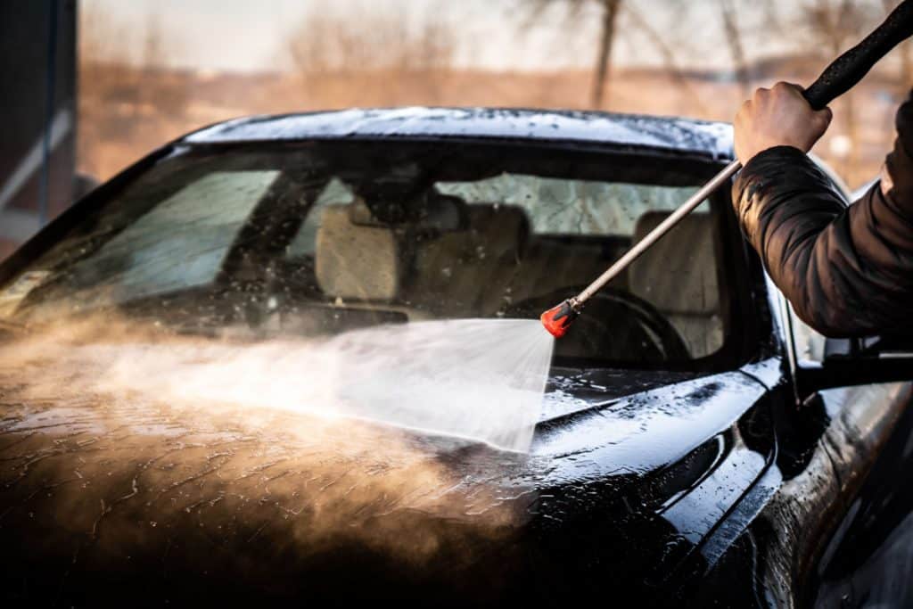 Ces erreurs courantes pourraient ruiner votre voiture lors du lavage !