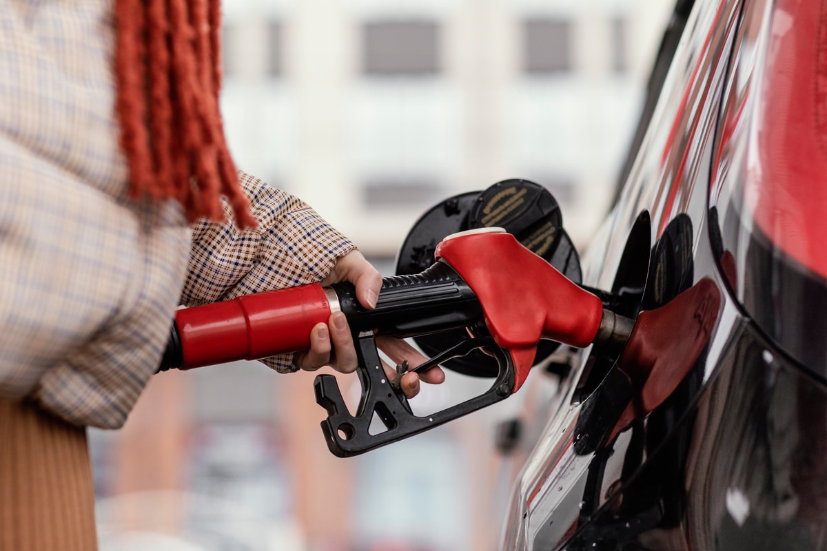 Pour faire baisser le prix du carburant, le Gouvernement incite les distributeurs à vendre à perte