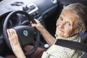 Les seniors au volant doivent-ils vraiment coller un macaron "S" sur leur voiture ?